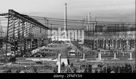 Mecklenburg-Vorpommern / DDR / 1990 Kernkraftwerk Lubmin bei Greifswald. Block 5 befindet sich noch im Bau. Kurze Zeit später wird das Kraftwerk aus Sicherheitsgründen abgeschaltet. Heute gibt es ein Zwischenlager für radioaktive Abfälle. Die Technologie war sowjetisch. Das Foto zeigt das Umspannwerk für den Strom // Atom / Energie / Reaktor / KKW / Kernkraft / Bundesländer / [automatisierte Übersetzung] Stockfoto