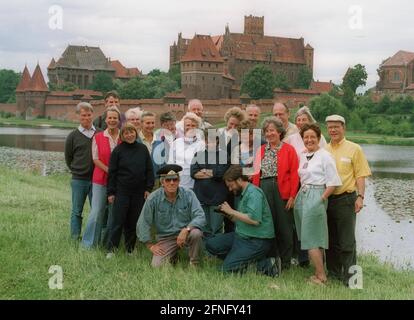 PL / Polen / Schlösser / Burgen 7 / 1993 Mariánské Lázn? Am Fluss Nogat, Zentralburg der Deutschen Ritter, Hochburg für die Eroberung des Ostens für das Deutsche Reich. Touristen aus Westdeutschland // Geschichte / Schlösser das Schloss war der Sitz der Deutschen Ritter aus dem Jahr 1309, die aus Venedig hierher zogen. Von dieser Basis aus wurden die Pruzes im Norden unterjocht und eine Vielzahl anderer Kriege geführt. Der Niedergang des Ordens begann 1410 mit einer Niederlage gegen Polen und Litauen. Schließlich mussten die Kirchenritter das Schloss an Soeldner verpfänden, die es an die Polen verkauften Stockfoto