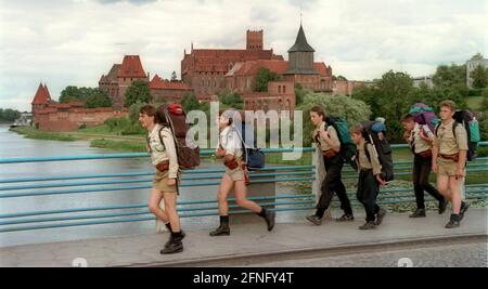 PL / Polen / Schlösser 7/1993 Marienburg am Nogat, Zentralburg der Deutschen Ritter, Stützpunkt für die Eroberung des Ostens für das Deutsche Reich. Polnische Pfadfinder marschieren // Geschichte / Ostpreußen das Schloss war ab 1309 Sitz des Deutschen Ritterordens, der von Venedig hierher zog. Von dieser Basis aus wurden die Pruzes im Norden unterjocht und eine Vielzahl anderer Kriege geführt. Der Niedergang des Ordens begann 1410 mit einer Niederlage gegen Polen und Litauen. Schließlich mussten die Kirchenritter das Schloss an Soeldner verpfänden, die es an den polnischen König verkauften. Der Stockfoto