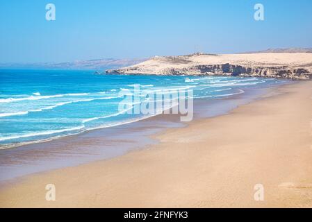 Marokkanischer Agadir-Strand mit frischem, heißem Sand im Sommer An der Küste Marokkos in Afrika Stockfoto