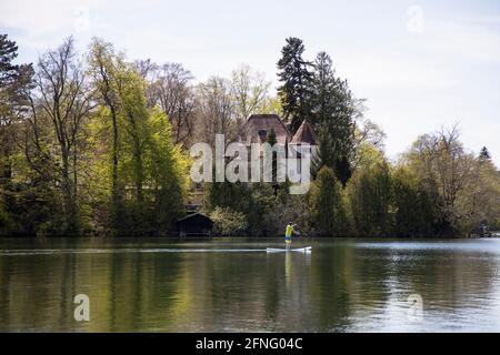 Stand Up Paddle Boarder am Wessling See in Oberbayern, Deutschland, Europa. Stockfoto