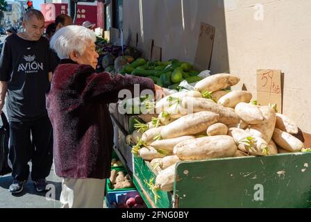 Chinesische amerikaner auf dem Lebensmittelmarkt, San Francisco, Kalifornien, Vereinigte Staaten von Amerika, Nordamerika Stockfoto