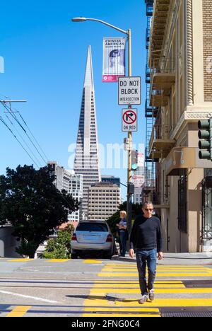 Ein Mann, der auf der Straße mit dem Trans America Building im Hintergrund läuft, San Francisco, CA, vereinigte Staaten von amerika, usa Stockfoto