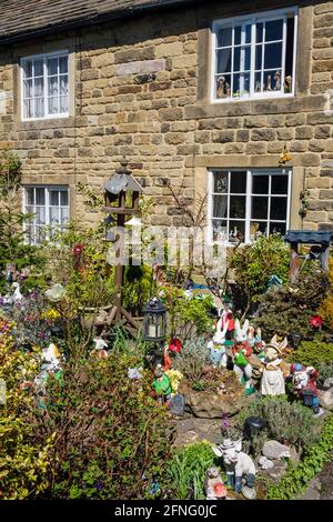 Gartenschmuck im Garten eines der sogenannten Pest Cottages im Dorf Eyam, Peak District National Park, Derbyshire Stockfoto