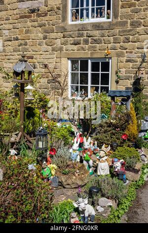 Gartenschmuck im Garten eines der sogenannten Pest Cottages im Dorf Eyam, Peak District National Park, Derbyshire Stockfoto