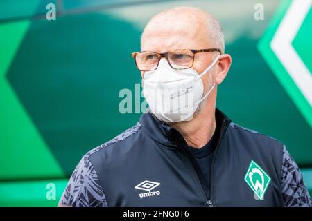 17. Mai 2021, Niedersachsen, Barsinghausen: Fußball: Bundesliga. Thomas Schaaf, der neue Interimstrainer des Bundesliga-Fußballvereins SV Werder Bremen, verlässt das Sporthotel Fuchsbachtal in der Region Hannover, wo sich die Werder-Bremen-Mannschaft im Quarantänetrainingslager befindet, und spaziert am Mannschaftsbus entlang. Foto: Moritz Frankenberg/dpa Stockfoto