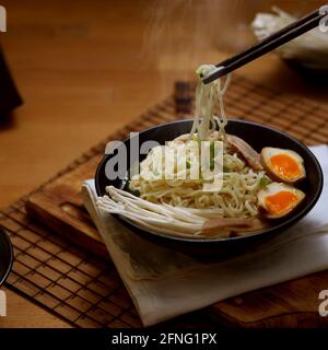 Nahaufnahme des traditionellen japanischen Ramen, Tonkotsu Ramen mit Schweineknochensuppe Stockfoto
