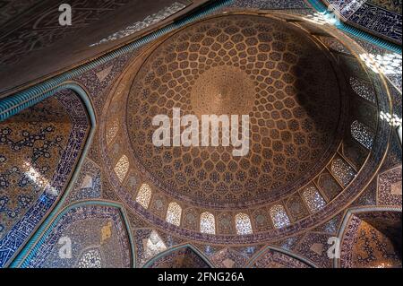 Innenraum der Sheikh Lotfollah Moschee in Isfahan, Iran. Stockfoto