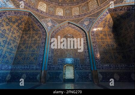 Innenraum der Sheikh Lotfollah Moschee in Isfahan, Iran. Stockfoto