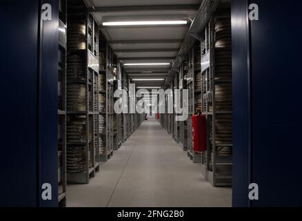 17. Mai 2021, Brandenburg, Hoppegarten: Im Filmarchiv in Hoppegarten sind zahlreiche Filmrollen in Regalen gelagert. Dort werden auch zahlreiche DEFA-Filme archiviert. Vor 75 Jahren wurde die Deutsche Film AG (DEFA) in Potsdam-Babelsberg gegründet. Foto: Paul Zinken/dpa Stockfoto