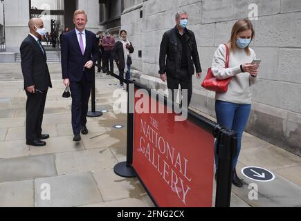 Oliver Dowden, Staatssekretär für Digital, Kultur, Medien und Sport (2. Links), in der National Gallery in London, als die Hallen- und Veranstaltungsorte nach der weiteren Lockerung der Sperrbeschränkungen in England wieder für die Öffentlichkeit zugänglich sind. Bilddatum: Montag, 17. Mai 2021. Stockfoto