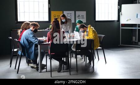 Gruppe von Menschen, die Bildung Klasse im Gemeindezentrum, Coronavirus-Konzept. Stockfoto