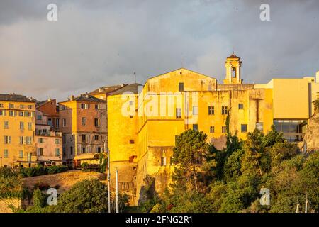 Der Hafen und die Stadt Bastia, Korsika, im Morgengrauen Stockfoto