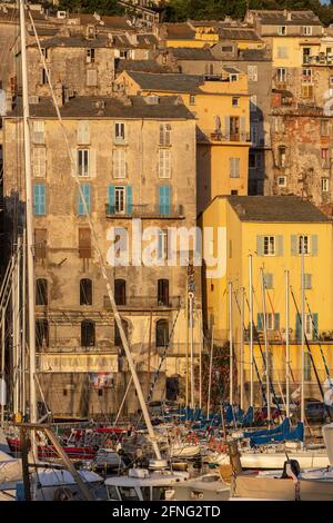Der Hafen und die Stadt Bastia, Korsika, im Morgengrauen Stockfoto