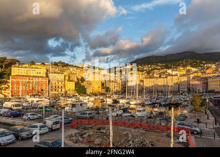 Der Hafen und die Stadt Bastia, Korsika, im Morgengrauen Stockfoto