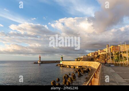 Der Hafen und die Stadt Bastia, Korsika, im Morgengrauen Stockfoto