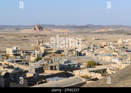 Der Rand des Dorfes Mohammedieh in der Nähe der Stadt Nain und die Daht-e Kavir Wüste dahinter. Nain County, Provinz Isfahan, Iran Stockfoto