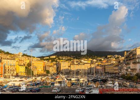 Der Hafen und die Stadt Bastia, Korsika, im Morgengrauen Stockfoto