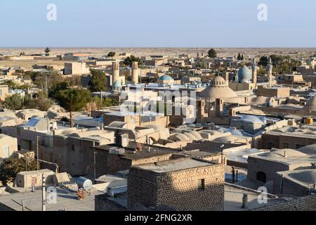 Der Rand des Dorfes Mohammedieh in der Nähe der Stadt Nain und die Daht-e Kavir Wüste dahinter. Nain County, Provinz Isfahan, Iran Stockfoto