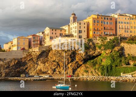 Der Hafen und die Stadt Bastia, Korsika, im Morgengrauen Stockfoto