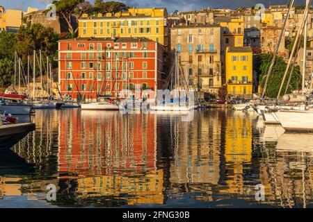 Der Hafen und die Stadt Bastia, Korsika, im Morgengrauen Stockfoto