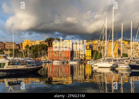 Der Hafen und die Stadt Bastia, Korsika, im Morgengrauen Stockfoto