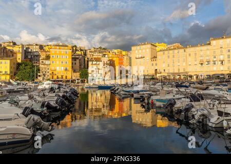 Der Hafen und die Stadt Bastia, Korsika, im Morgengrauen Stockfoto