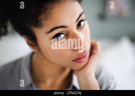 Nahaufnahme Porträt von traurigen schönen jungen Frau in Innenräumen, Blick auf die Kamera. Stockfoto