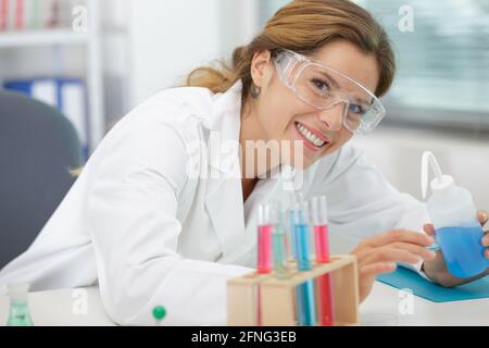 Attraktive junge Laborarbeiterin Stockfoto