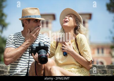 Das Reisende Seniorenpaar fotografiert zusammen Stockfoto