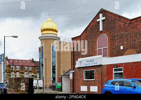 Die Goldene Kuppel des Sikh-Tempels Gurdwara Guru Nanak Darber in Kings Road Southall London Borough of Ealing England VEREINIGTES KÖNIGREICH Stockfoto