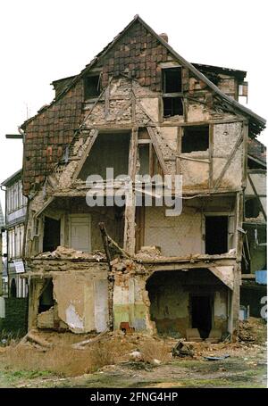 Sachsen-Anhalt / DDR-Land / 1990 die Altstadt von Halberstadt, einst ein Fachwerkgebäude. Obwohl im Krieg viel zerstört worden war, ließ die DDR die noch bewohnbare Ruhe weiter vergehen. Stattdessen sollten vorgefertigte Gebäude errichtet werden. // Staedtebau / Decay / Bundesländer (siehe neue Fotos: Alle neu entwickelt) [automatisierte Übersetzung] Stockfoto