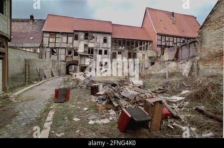 Sachsen-Anhalt / DDR-Land / 1990 die Altstadt von Halberstadt, einst ein Fachwerkgebäude. Obwohl im Krieg viel zerstört worden war, ließ die DDR die noch bewohnbare Ruhe weiter vergehen. Stattdessen sollten vorgefertigte Gebäude errichtet werden. // Staedtebau / Decay / Bundesländer (siehe neue Fotos: Alle neu entwickelt) [automatisierte Übersetzung] Stockfoto