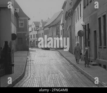 Sachsen-Anhalt / DDR-Land / Oktober / 1990 Eisleben, Altstadtallee // Orte / DDR / Lutherstadt. Diese Gasse führt von Luthers Geburtsort. Lutherstraße / Hirtenstraße // Altstadt / Geschichte [automatisierte Übersetzung] Stockfoto
