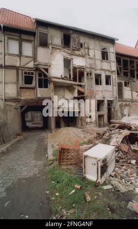 Sachsen-Anhalt / DDR-Land / 1990 die Altstadt von Halberstadt, einst ein Fachwerkgebäude. Obwohl im Krieg viel zerstört worden war, ließ die DDR die noch bewohnbare Ruhe weiter vergehen. Stattdessen sollten vorgefertigte Gebäude errichtet werden. // Staedtebau / Decay / Bundesländer (siehe neue Fotos: Alle neu entwickelt) [automatisierte Übersetzung] Stockfoto