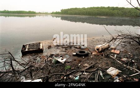 Länder / Sachsen-Anhalt / DDR-Land / Juni 1990 der Silbersee in Bitterfeld. Es wurde so genannt, weil es biologisch tot war und Silber glänzte. Das Abwasser der Wolfenfilmfabrik ORWO (AGFA bis 1945) wurde in die ehemalige Braunkohlegrube geleitet // Umwelt / Wasser / Landschaft 1 [automatisierte Übersetzung] Stockfoto