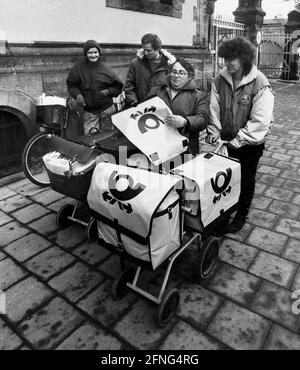 Sachsen-Anhalt / Halberstadt / DDR-Land / 1991 Arbeiter der Deutschen Post vor der Zustellung von Briefen. Im Dom // Service / Menschen / Arbeit [automatisierte Übersetzung] Stockfoto