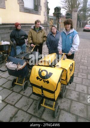 Sachsen-Anhalt / Halberstadt / DDR-Land / 1991 Arbeiter der Deutschen Post vor der Zustellung von Briefen. Im Dom // Service / Menschen / Arbeit [automatisierte Übersetzung] Stockfoto