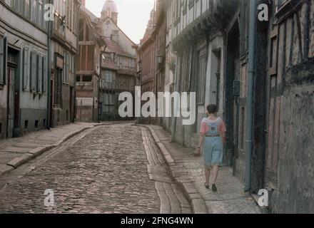 Sachsen-Anhalt / DDR-Land / 1990 Quedlinburg, mittelalterliche Kaiserstadt: Altstadt // Geschichte / Denkmalschutz / Kultur Quedlinburg wurde nach der Wahl des ersten deutschen Königs, des sächsischen Herzogs Heinrich, 919 zum Kaiserpalast. Sein Sohn, Otto I., ließ 936 an der Stelle des Palastes ein Nonnenkloster bauen. In der Stiftskirche, die seit 1100 erbaut wurde, wird der berühmte Domschatz aufbewahrt. Es wurde nach dem letzten Krieg von den Amerikanern gestohlen und 1993 von der Familie des Diebes für 3 Millionen Euro zurückgekauft. Die Kathedrale ist Teil des UNESCO-Weltkulturerbes. [Automatisierte Übersetzung] Stockfoto