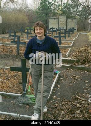 Sachsen-Anhalt / DDR-Land / Arbeit / 1991 arbeitslose Frau in der Arbeitsbeschaffung - ABM- Betreuung eines sowjetischen Militärfriedhofs in Schkopau (BUNA) bei Halle. Diese Frau hat zuvor bei der BUNA gearbeitet // Friedhof / Frauen / sowjet / Arbeitslose / Arbeit / Bundesländer [automatisierte Übersetzung] Stockfoto