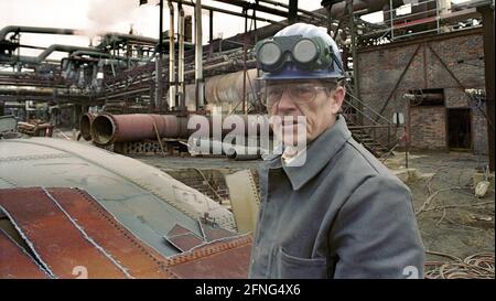 Sachsen-Anhalt / DDR-Land / / 1/ 1992 Leuna: Dieser Chemiearbeiter reißt sein Werk als ABM-Arbeiter nieder. Der Mähdrescher ist zerbrochen, einige Teile bleiben erhalten, der Rest wird aufgewickelt. Das Gebiet wird für verschiedene Unternehmen genutzt, um sich niederzulassen // Beschäftigung / Industrie / Chemie / Treuhandschaft / Abbruch Dies war einst die Geburtsstätte der deutschen chemischen Industrie. 1916 baut die Firma BASF aus Ludwigshafen eine Ammoniakfabrik in der Nähe des Dorfes Leuna. 1924 wird eine Methanolanlage zugesetzt und aus 1927 wird Benzin produziert. Damals war Leuna mit 29,000 das größte Chemiewerk Europas Stockfoto