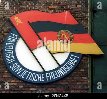 Sachsen-Anhalt / DDR-Land / Dez 1989 VEB Rohrleitungs-Kombinat Bitterfeld. Es werden große Rohre und ganze Kraftwerke produziert. Im Hof die Tafeln für die gesellschaftlichen Gruppen, hier die Gesellschaft für die Deutsch-Sowjetische Freundschaft // Wirtschaft / Industrie / Staat / Sowjet [automatisierte Übersetzung] Stockfoto