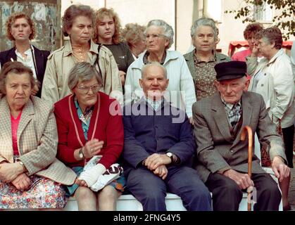 Sachsen-Anhalt / DDR-Land / 1991 Rentner in Laucha, Zuschauer bei einem Festival // Senioren / Freizeit / Alte Stockfoto