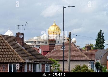 Die goldene Kuppel des Siri Guru Singh Sabha Gurdwara Tempel, der die Skyline im Londoner Stadtteil Ealing dominiert England, Großbritannien Stockfoto