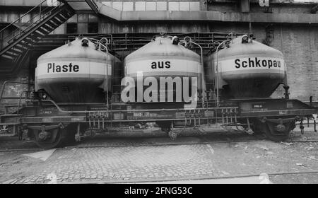 Sachsen-Anhalt / DDR-Land / Industrie / 1993 BUNA-Werke in Schkopau. Einst eine der ersten großen Chemieanlagen der Welt. ''Plaste und Elaste'', ein DDR-Symbol auf Kesselwagen // Wirtschaft / Buna / Symbol Gummi war für die Rüstungsindustrie von großer Bedeutung. Im Jahr 1936 baute IG-Farben in der Nähe des Dorfes Schkopau ein Werk zur Herstellung von synthetischem Kautschuk, BUNA. Als Vorprodukt aus Gummi und PVC wurden große Anlagen zur Herstellung von Hartmetall gebaut. Die Hartmetallöfen wurden 1990 abgerissen, das PVC-Werk blieb erhalten. Heute befinden sich dort verschiedene Unternehmen, darunter auch Stockfoto