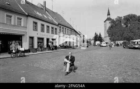 Sachsen-Anhalt / DDR-Land / 4 / 1993 ruhige Kleinstadt Jessen, Arbeitspause an der Hauptstraße // Orte / [automatisierte Übersetzung] Stockfoto