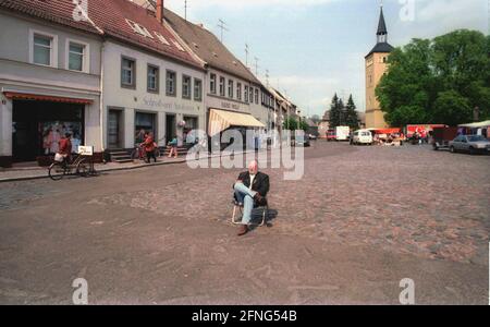 Sachsen-Anhalt / DDR-Land / 4 / 1993 ruhige Kleinstadt Jessen, Arbeitspause an der Hauptstraße // Orte / [automatisierte Übersetzung] Stockfoto