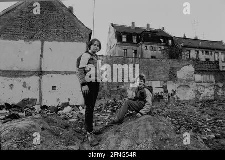 Sachsen / Orte / DDR Land / März 1990 Leipzig, Kreis Connewitz. Die verfallene Altstadt aus dem 19. Jahrhundert sollte abgerissen werden. Anfang 1990 stoppte der Round Table den Abriss. Foto: Abbruch der DDR-Volksarmee. Foto: Zwei Jungen in Trompeten // Bundesländer / Verfall / Stadt / [automatisierte Übersetzung] Stockfoto