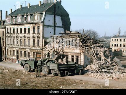 Sachsen / Orte / DDR Land / März 1990 Leipzig, Kreis Connewitz. Die verfallene Altstadt aus dem 19. Jahrhundert sollte abgerissen werden. Anfang 1990 stoppte der runde Tisch den Abriss. DDR Volksarmee zerstört. // Bundesländer / Decay / Stadt / Architektur [automatisierte Übersetzung] Stockfoto