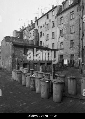 Länder / Sachsen / Anfang 1990 Leipzig-Volkmarsdorf: Arbeiterviertel, die DDR-Beamten wollten es niederreißen. Edlichstrasse // Altstadt / Verfall / Stadtentwicklung / Wohnen / DDR [automatisierte Übersetzung] Stockfoto